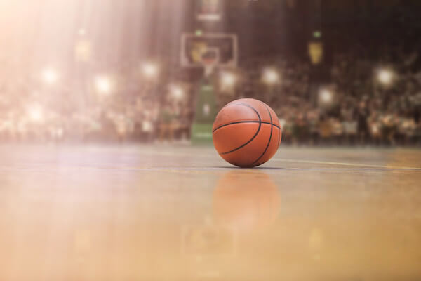Basketball am Boden einer Basketball Halle