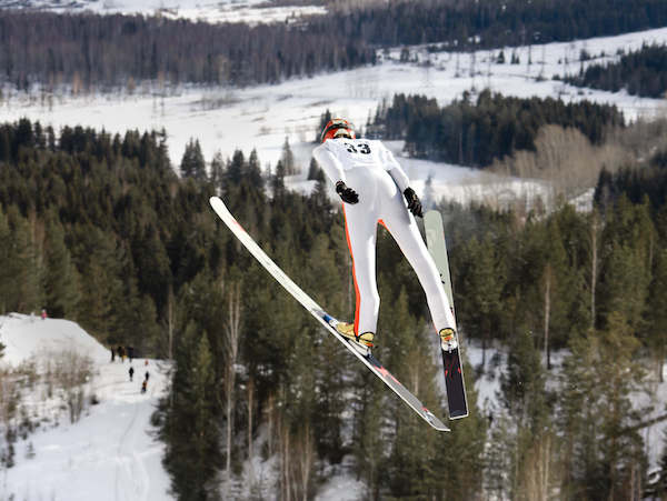 Skispringe nach dem Absprung