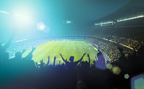 Fußballfans jubeln im Stadion