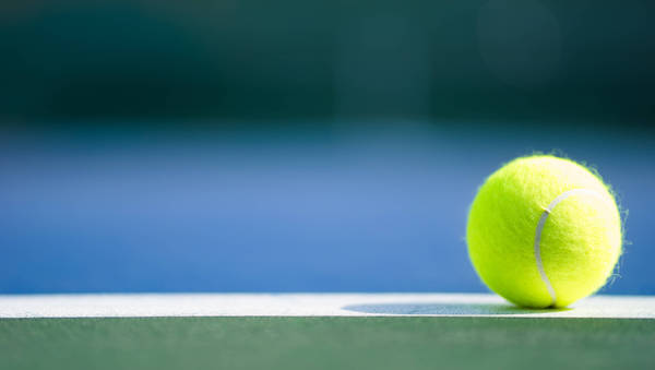Tennisball auf Hartplatz